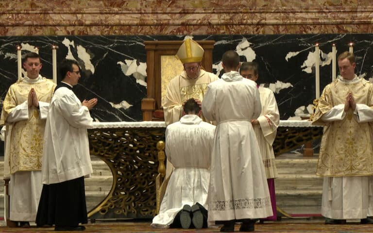 Obispo Barron Ordena 18 Diáconos en una Ceremonia Emblemática en el Vaticano